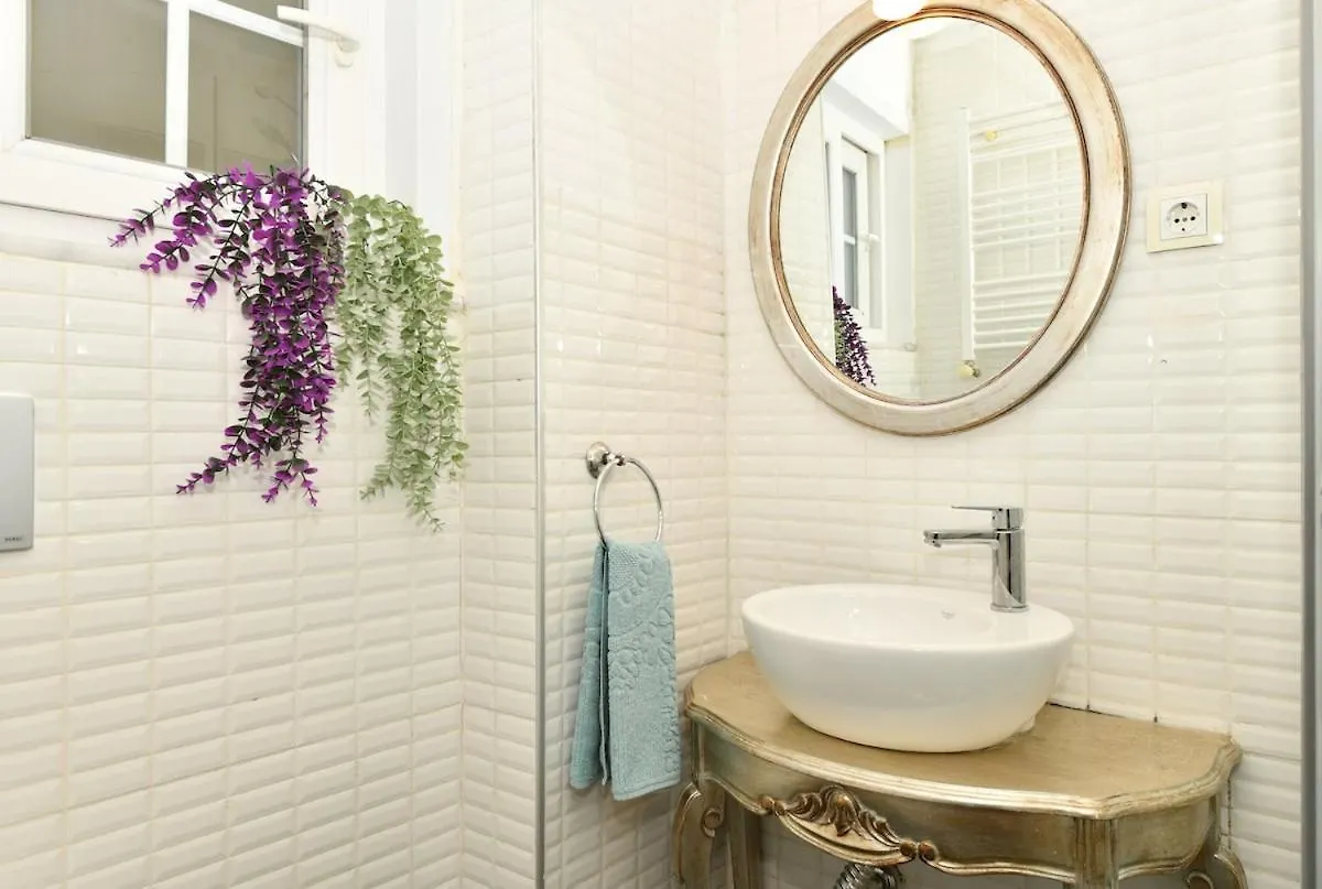 Comfortable Bright Home AC Galata 이스탄불 아파트